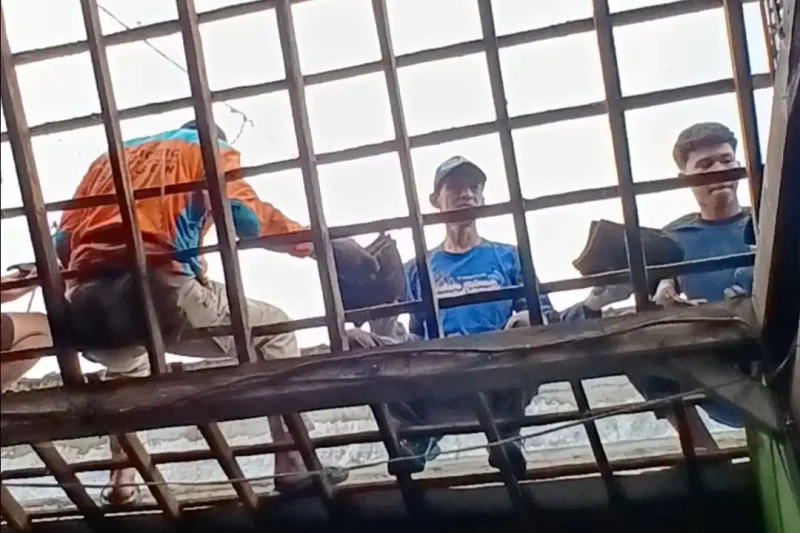 Atap Pabrik Saya Bocor, Pakai Isolasi Huber Malah Awet 3 Tahun: Kisah Tukang Las yang Nangis Haru Bukan Kepanasan