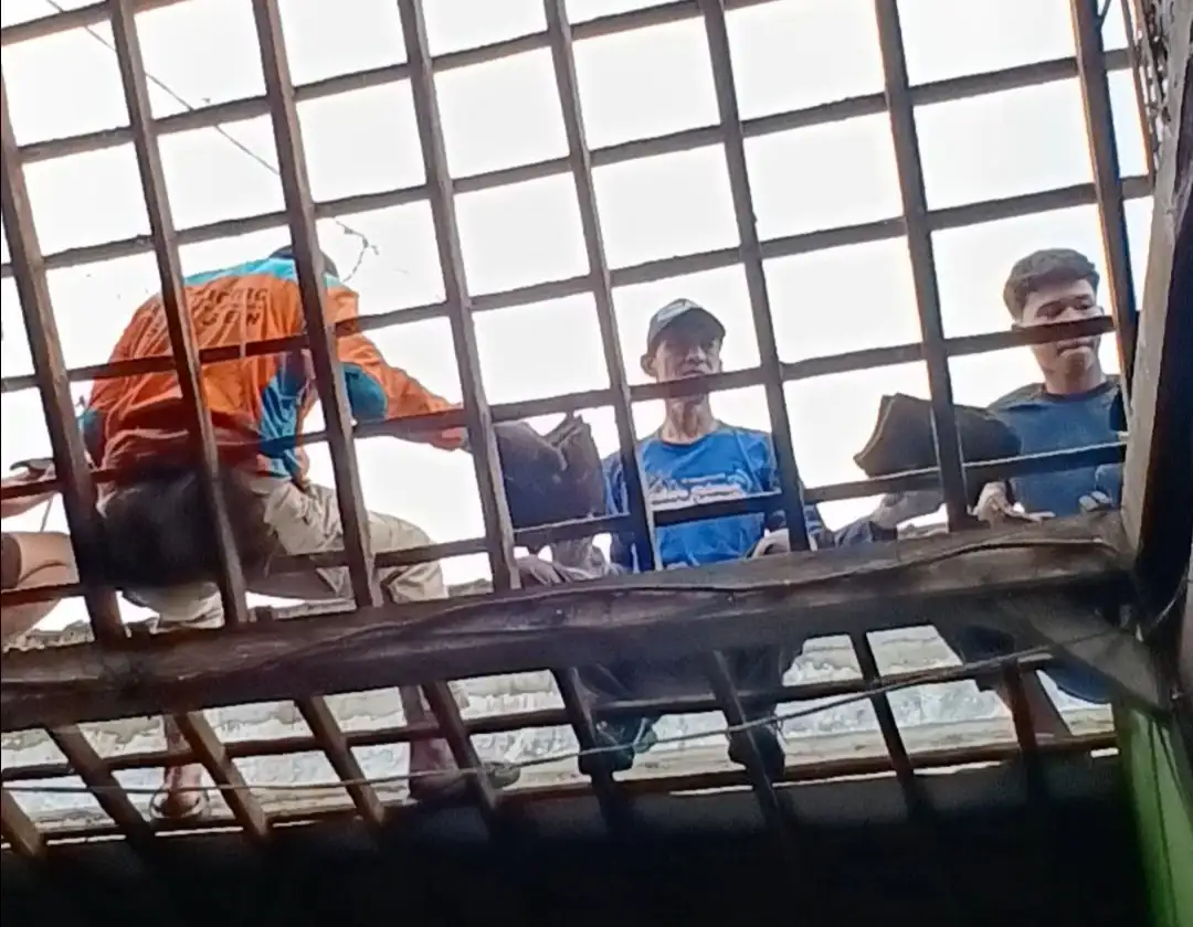 Atap Pabrik Saya Bocor, Pakai Isolasi Huber Malah Awet 3 Tahun: Kisah Tukang Las yang Nangis Haru Bukan Kepanasan